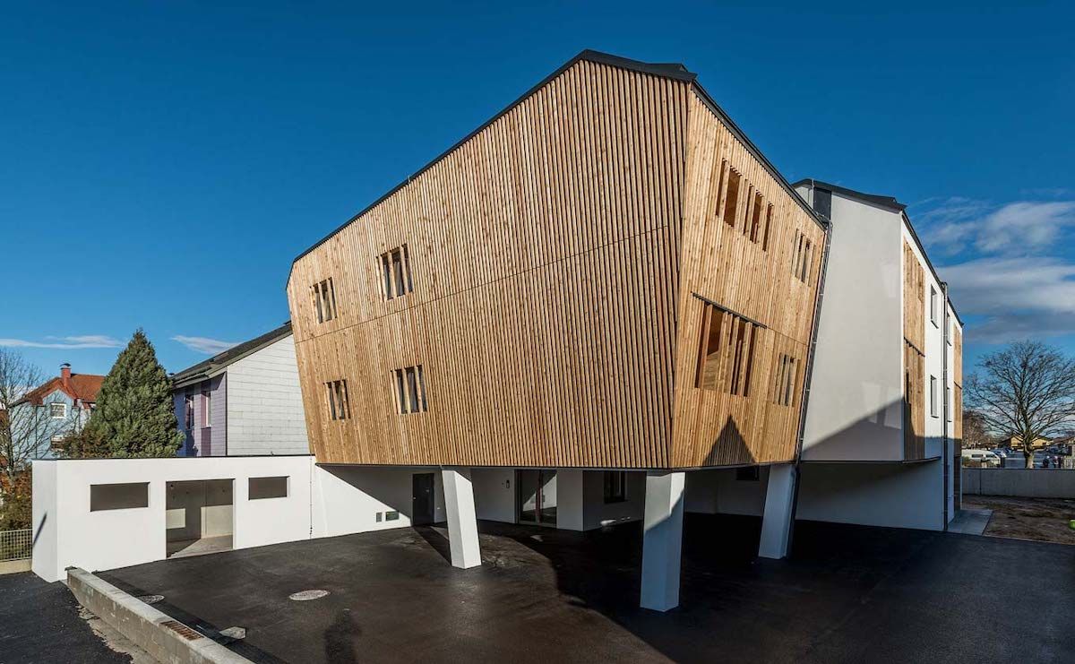 Mehrstöckiges Haus mit Holzfassade