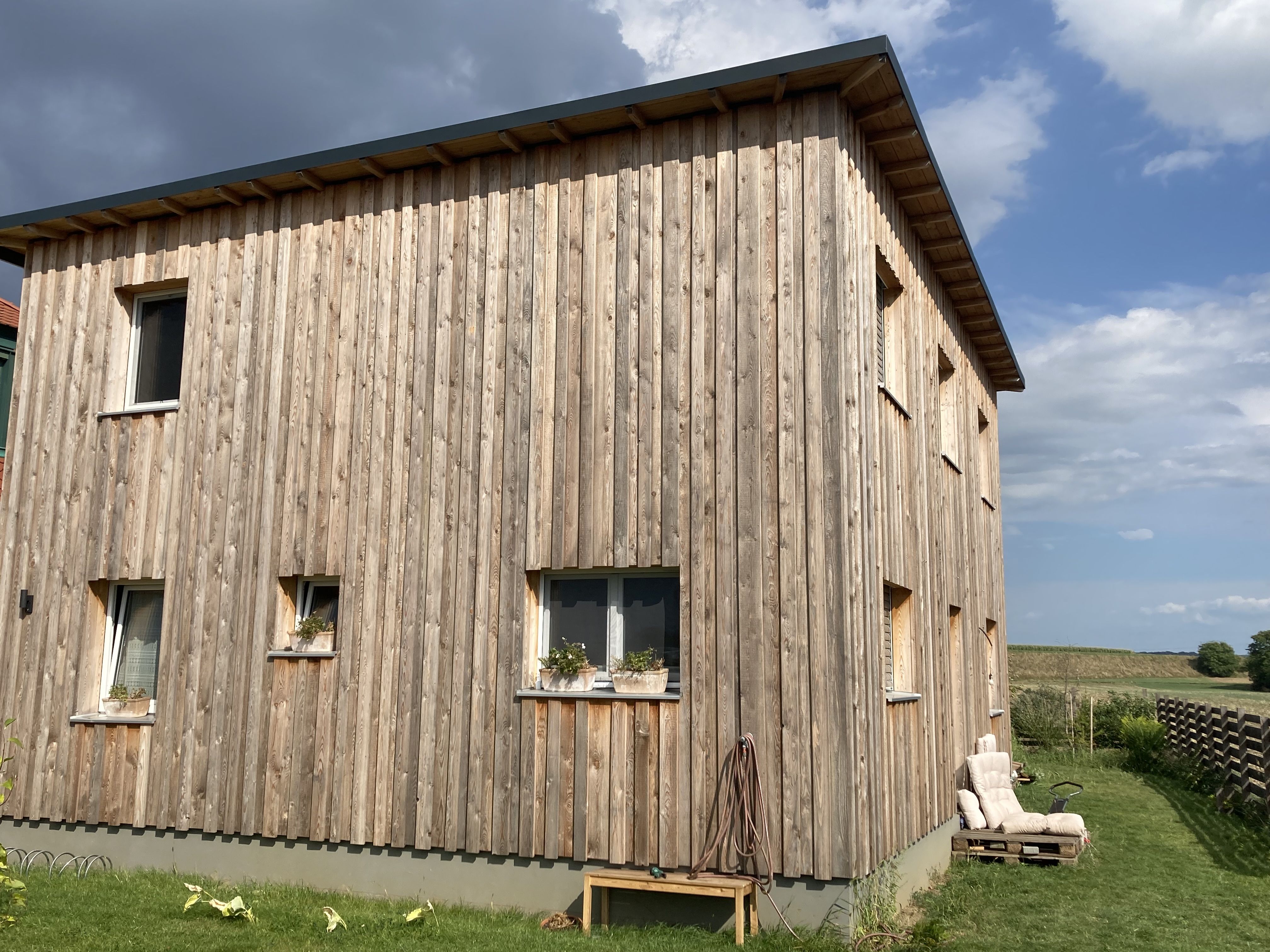 Bild eines Hauses mit Holzdach