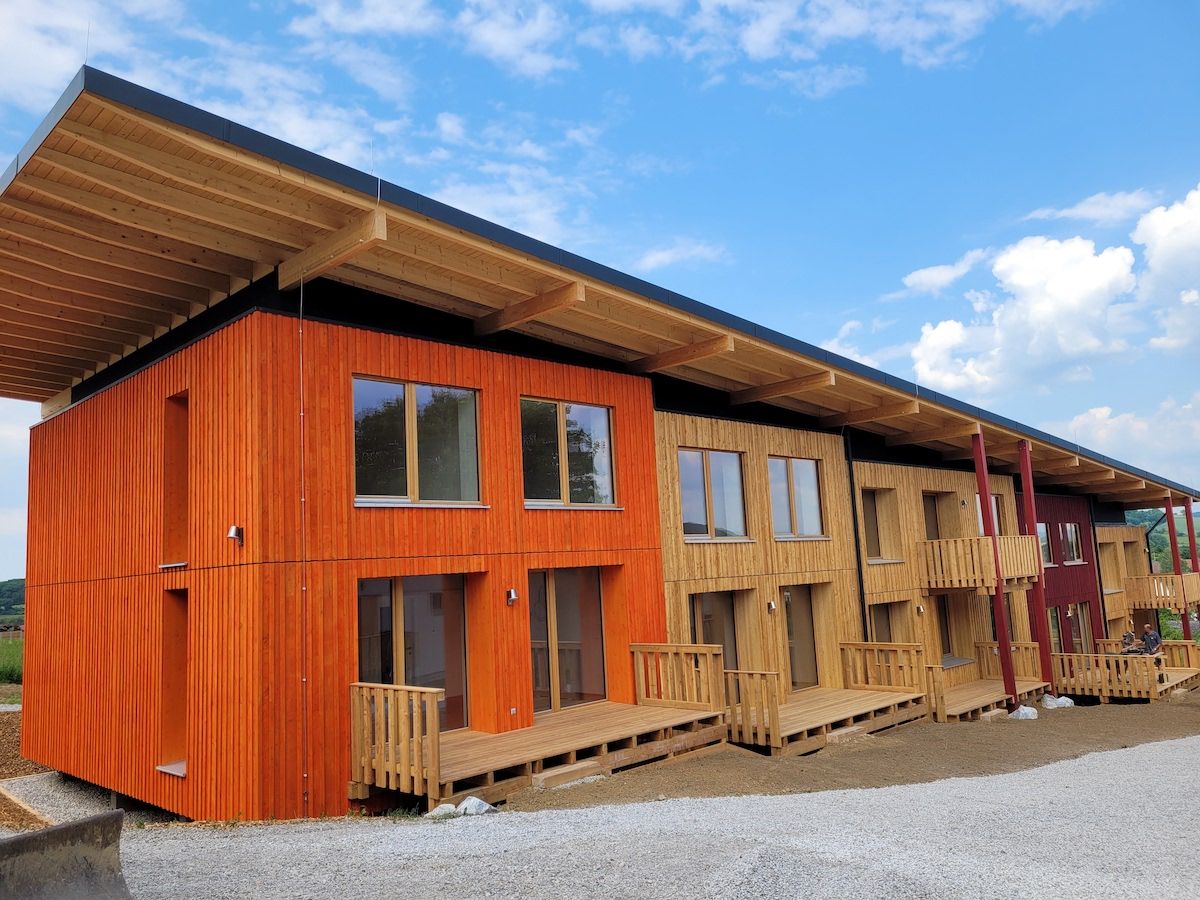 Haus mit mehreren Wohneinheiten mit Holzfassade