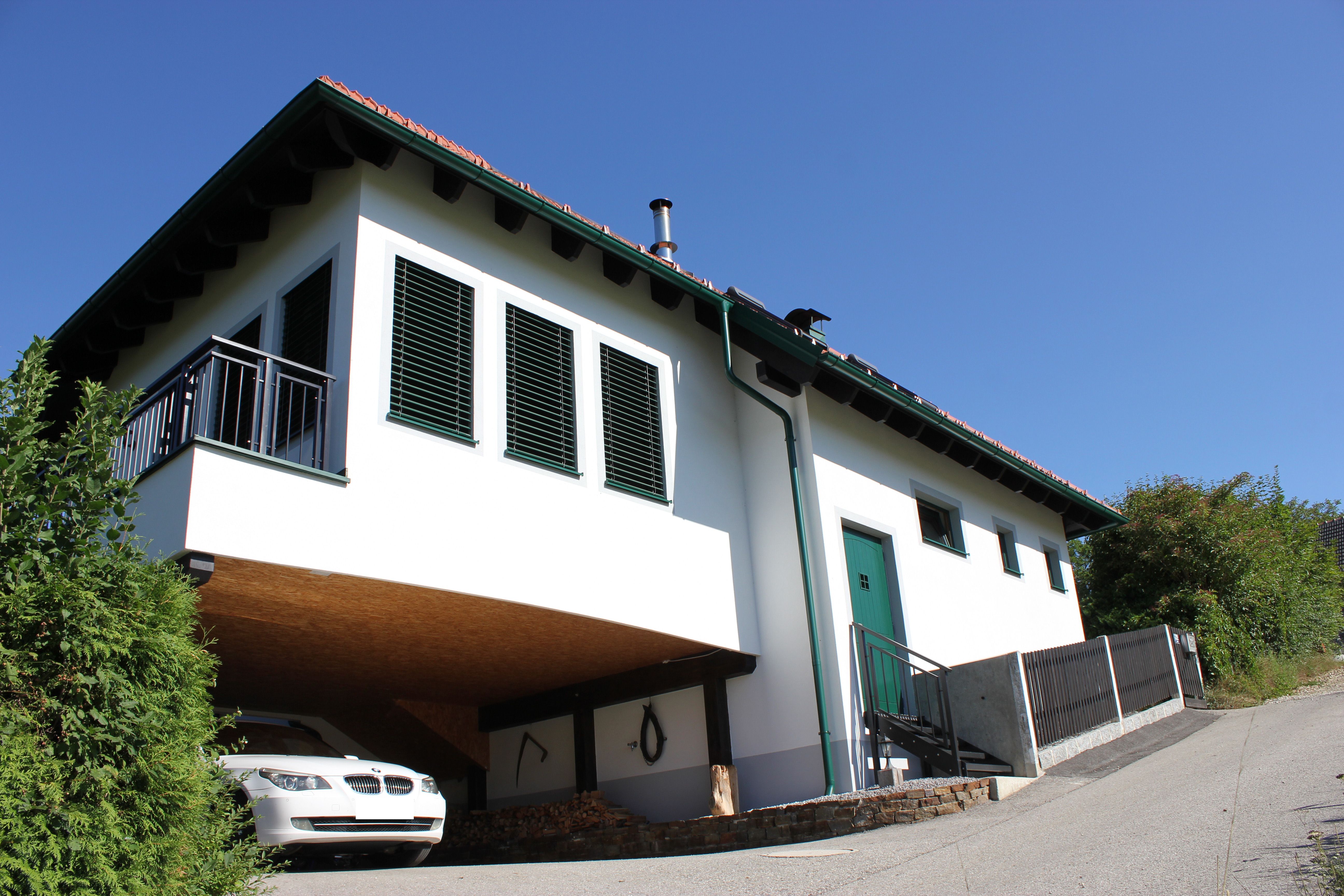 Haus mit mehreren Wohneinheiten mit Holzfassade