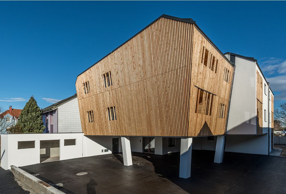 Haus mit mehreren Wohneinheiten mit Holzfassade